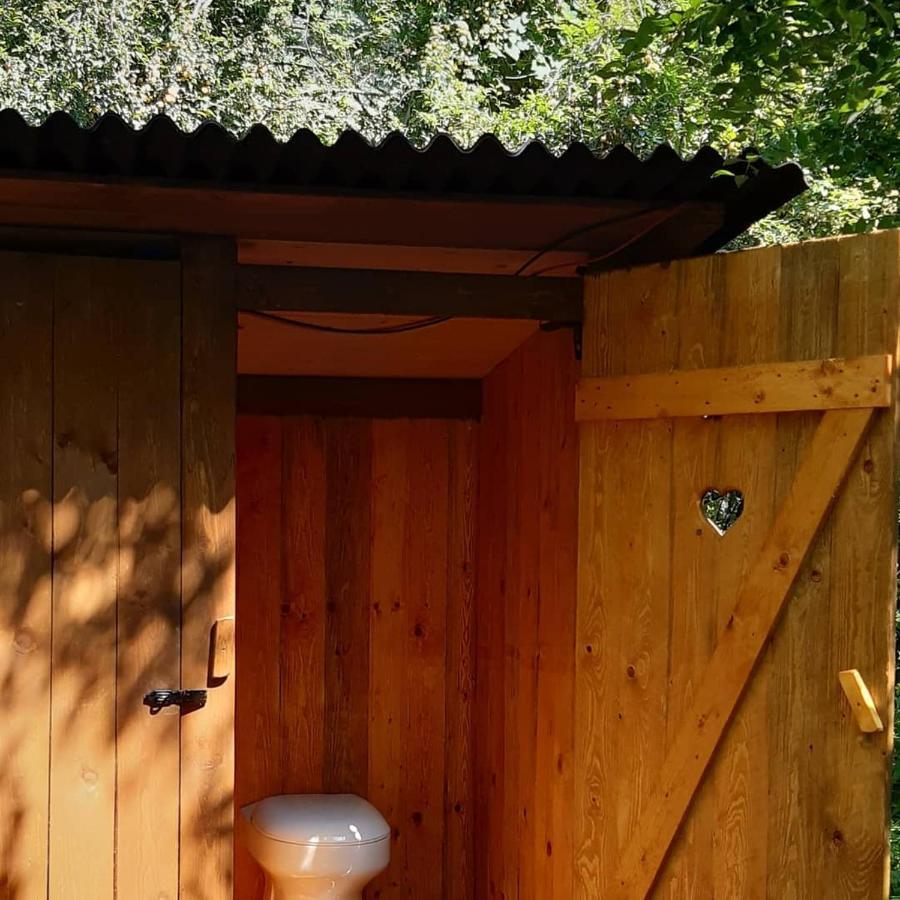 Glamping V Sadu Hotel Sadska Exterior photo